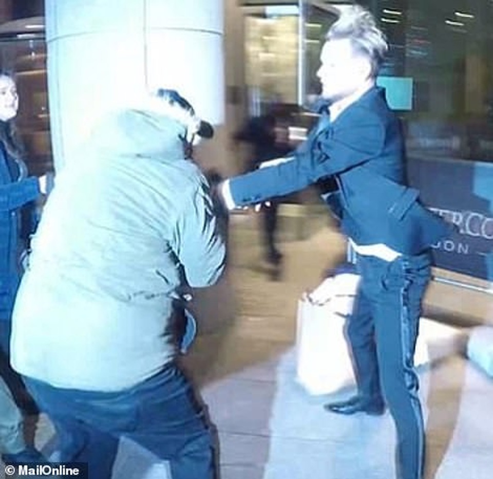 Người mẫu Chris Hughes tấn công thợ săn ảnh - 1 Người mẫu Chris Hughes tấn công thợ săn ảnh - 1