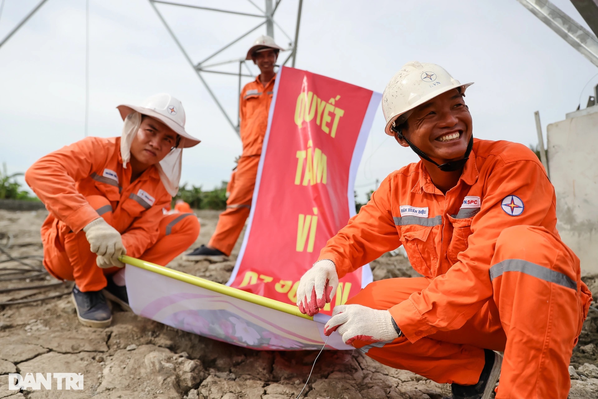 Hành trình của công nhân điện lực miền Nam tại dự án 500kV mạch 3 - 8 Hành trình của công nhân điện lực miền Nam tại dự án 500kV mạch 3 - 8