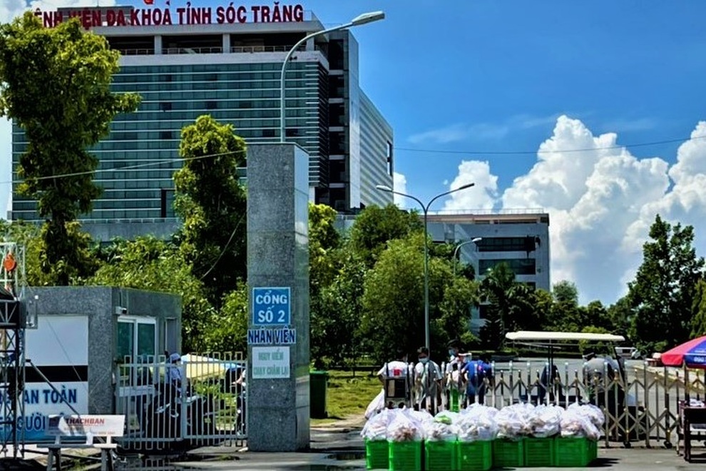 Hàng ngàn suất cơm nghĩa tình gửi những người kẹt lại bệnh viện do Covid - 6 Hàng ngàn suất cơm nghĩa tình gửi những người kẹt lại bệnh viện do Covid - 6