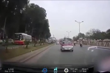 “Quái xế” đâm CSGT rồi bỏ xe chạy trốn