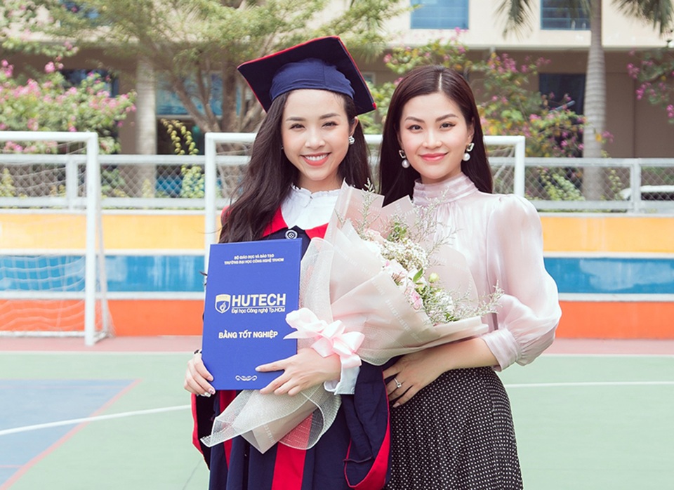 Á hậu Thúy An xinh đẹp rạng rỡ trong lễ tốt nghiệp đại học - 10 Á hậu Thúy An xinh đẹp rạng rỡ trong lễ tốt nghiệp đại học - 10