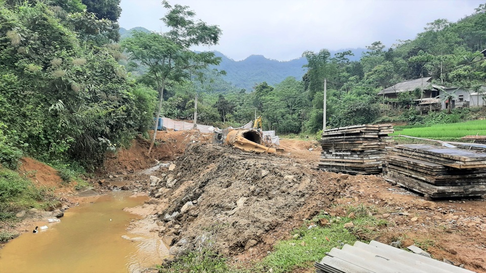 Tuýt còi doanh nghiệp xây cầu bê tông trộn… đất đá bẩn - 5 Tuýt còi doanh nghiệp xây cầu bê tông trộn… đất đá bẩn - 5