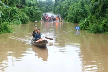 Di dời hàng chục hộ dân ra khỏi vùng ngập lụt nguy hiểm