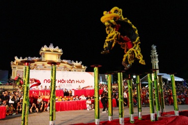 Các đoàn lân nổi tiếng tranh tài cuộc thi “Mai Hoa Thung”