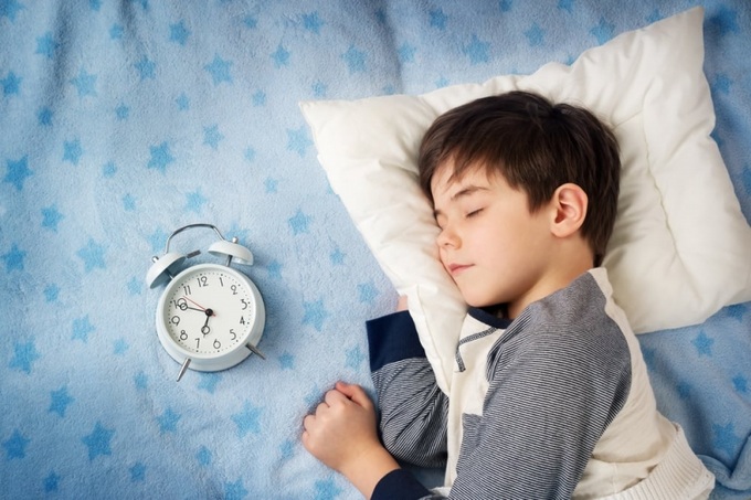 Cha mẹ cần cho trẻ ngủ đủ giấc và ngủ đúng giờ để cải thiện chiều cao. Ảnh minh họa