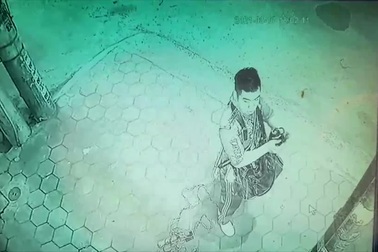 Cận cảnh đối tượng quăng quả nổ vào tiệm vàng