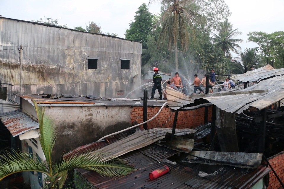 Cháy lớn làm thiệt hại 8 căn nhà - 2 Cháy lớn làm thiệt hại 8 căn nhà - 2