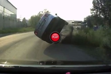 Lật xe vì thiếu tập trung sau tay lái