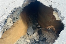 “Hố tử thần” sâu 2,5m xuất hiện giữa đường ở TPHCM