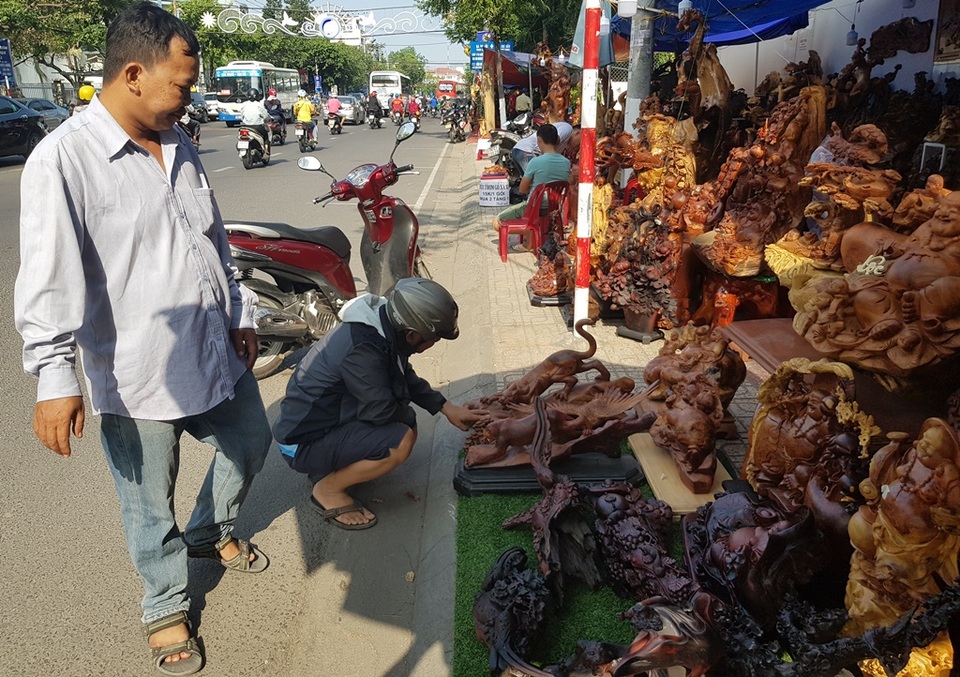 Đồ mỹ nghệ đổ bộ xuống phố phục vụ nhu cầu sắm Tết - 1 Đồ mỹ nghệ đổ bộ xuống phố phục vụ nhu cầu sắm Tết - 1