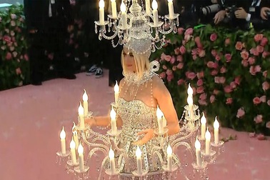 Katy Perry ấn tượng với váy đèn chùm