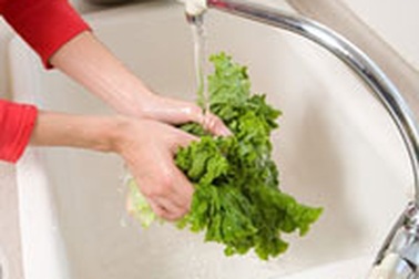 “Nên bỏ thói quen ăn rau sống!”