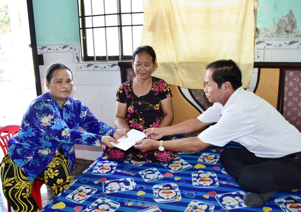 Bạc Liêu: Hỗ trợ gia đình người bán cá tử vong khi cứu người - 2 Bạc Liêu: Hỗ trợ gia đình người bán cá tử vong khi cứu người - 2