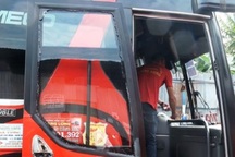 Côn đồ chặn đường tấn công xe khách, hàng chục người hoảng loạn