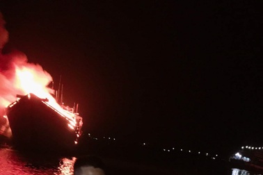 Hai tàu cá chục tỷ cháy rụi sau lễ cúng tất niên