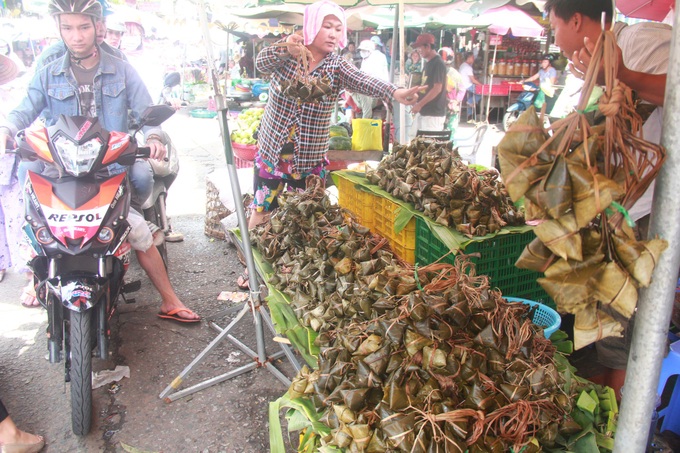 Lá xông Miền tay vượt trăm cây số lên Sài Gòn, bánh ú tro 