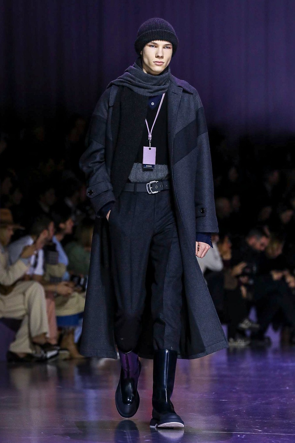 Siêu mẫu Bella Hadid trình diễn ấn tượng tại Milan - 9