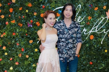 Uyên Linh được người yêu công khai ôm eo tình tứ