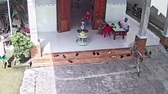 Anh trai phản ứng nhanh, cứu em nhỏ khỏi tai nạn nguy hiểm