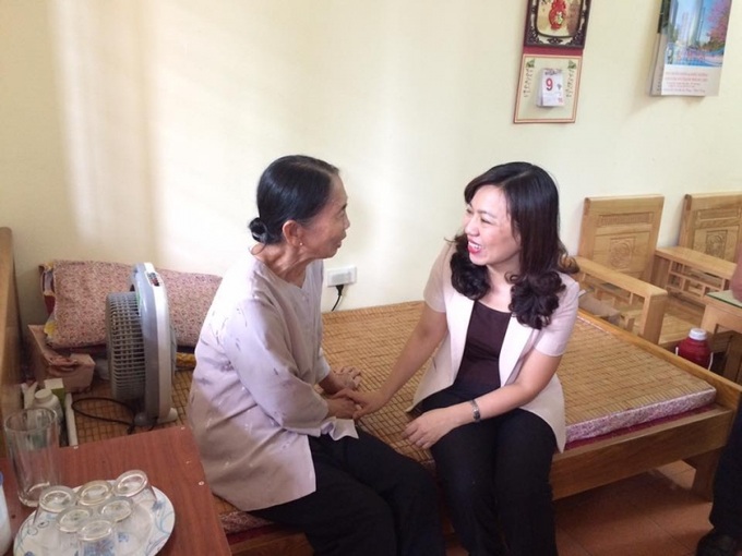 Hàng ngày cán bộ nhân viên trung tâm luôn quan tâm, thăm hỏi sức khỏe người có công.