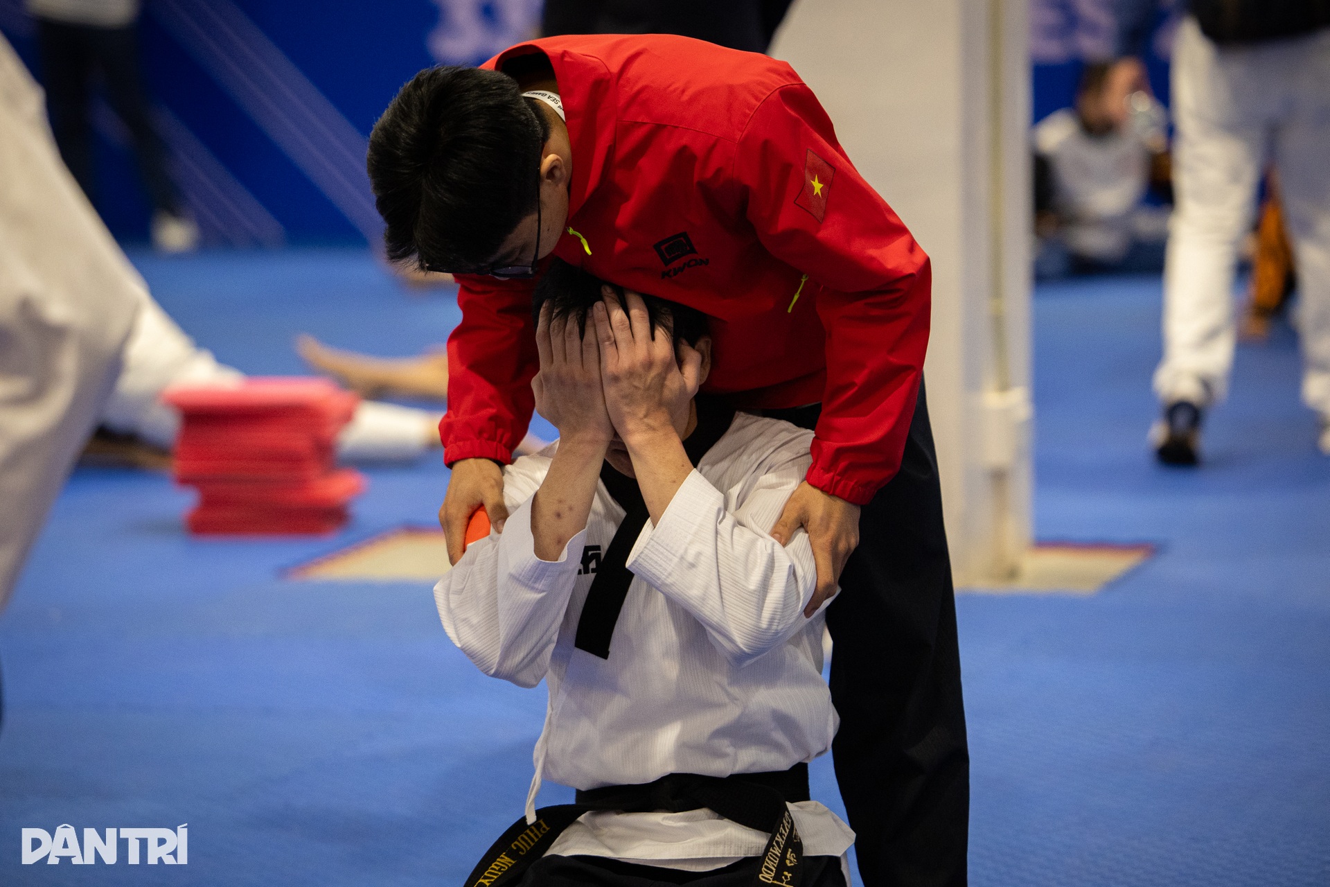 VĐV Taekwondo thất thần khi để hụt mất tấm HCV đầu tiên tại SEA Games 33 - 3