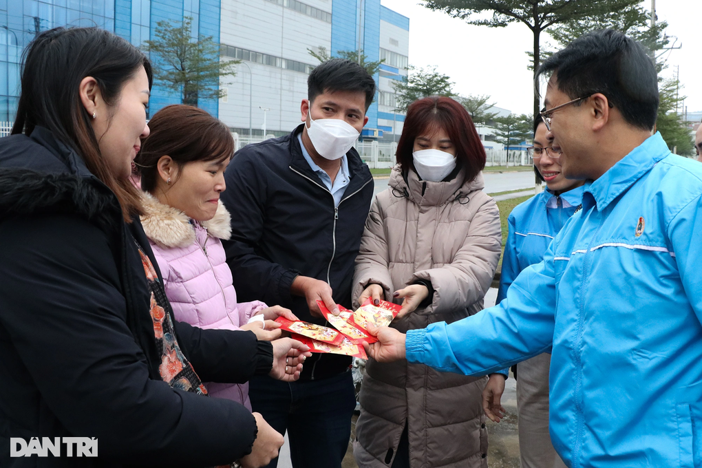 Công nhân bất ngờ nhận lì xì ngày làm việc đầu năm mới - 5