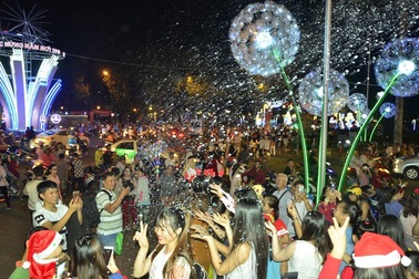 Rộn ràng đêm Noel khắp cả nước