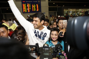 Mỹ nam của “Cô dâu 8 tuổi” bị fan bao vây khi vừa đến Việt Nam