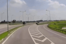 Ô tô con đi lùi trên đường dẫn vào cao tốc, xe container vừa kịp né