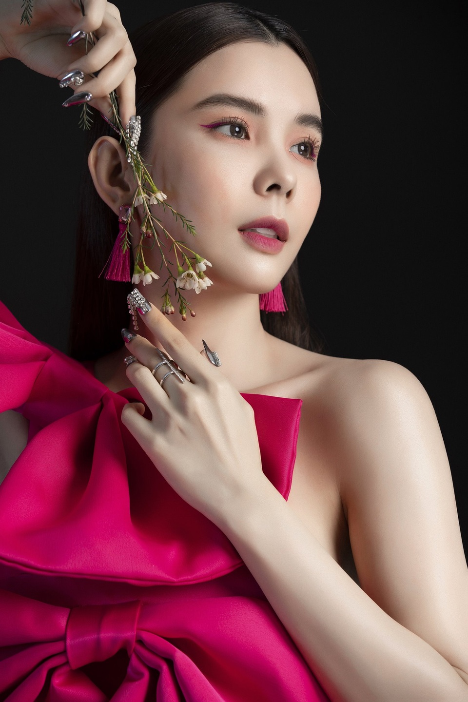 Hoa hậu Huỳnh Vy diện váy sắc màu rực rỡ - 3