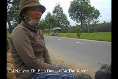 Người dân đưa dưa hấu lên đường bán vì ế ẩm