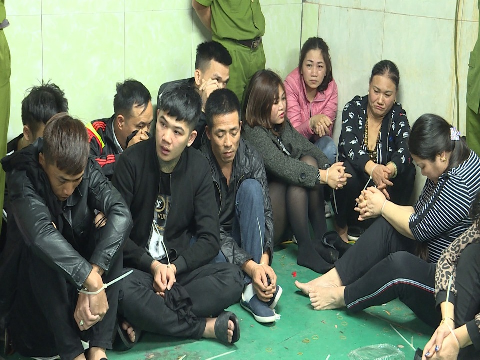 Cận cảnh lô cốt sới bạc ở Vĩnh Phúc vừa bị cảnh sát triệt phá, bắt 52 người - 14 Cận cảnh lô cốt sới bạc ở Vĩnh Phúc vừa bị cảnh sát triệt phá, bắt 52 người - 14