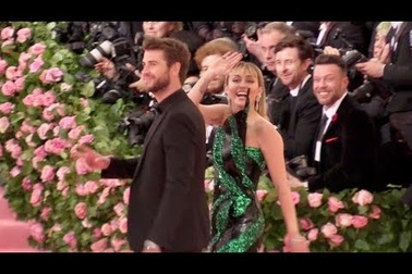 Miley Cyrus sánh đôi Liam Hemsworth