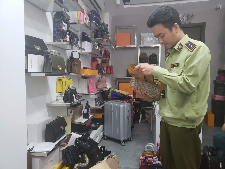 Phát hiện hàng nghìn sản phẩm thời trang giả mạo nhãn hiệu nổi tiếng - 2