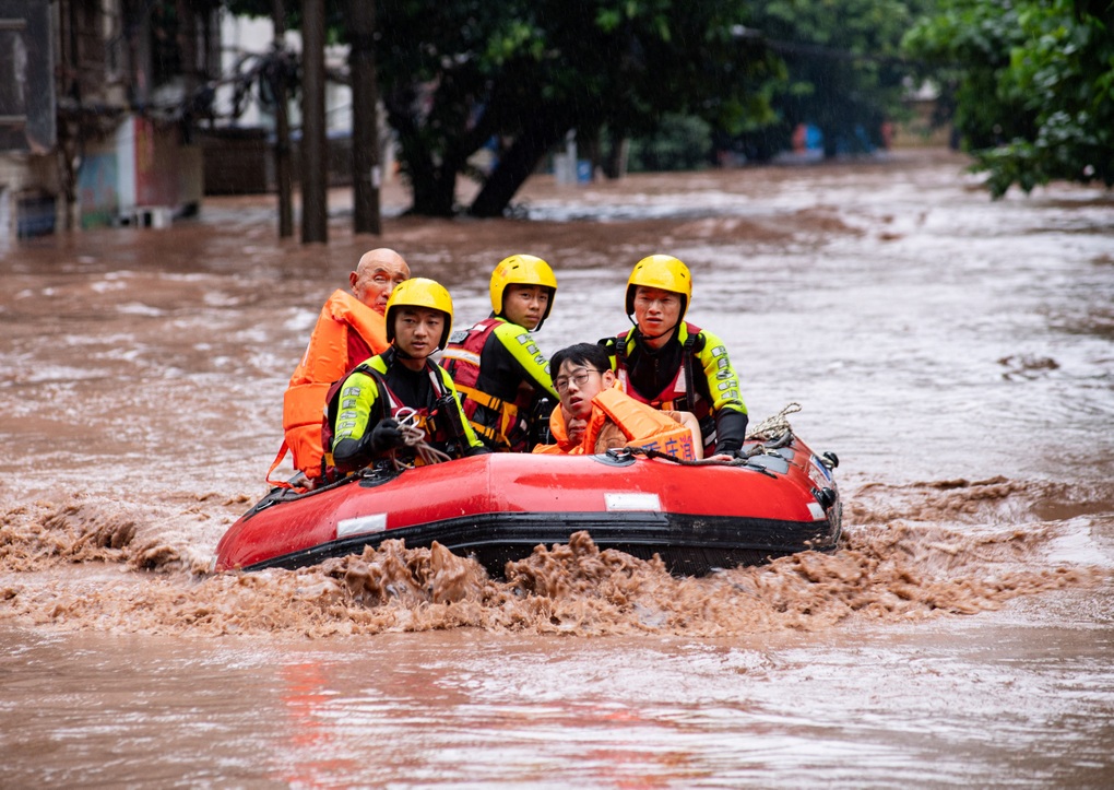 Khoảnh khắc nước lũ đánh sập nhà ở Trung Quốc trong nháy mắt - 1 Khoảnh khắc nước lũ đánh sập nhà ở Trung Quốc trong nháy mắt - 1