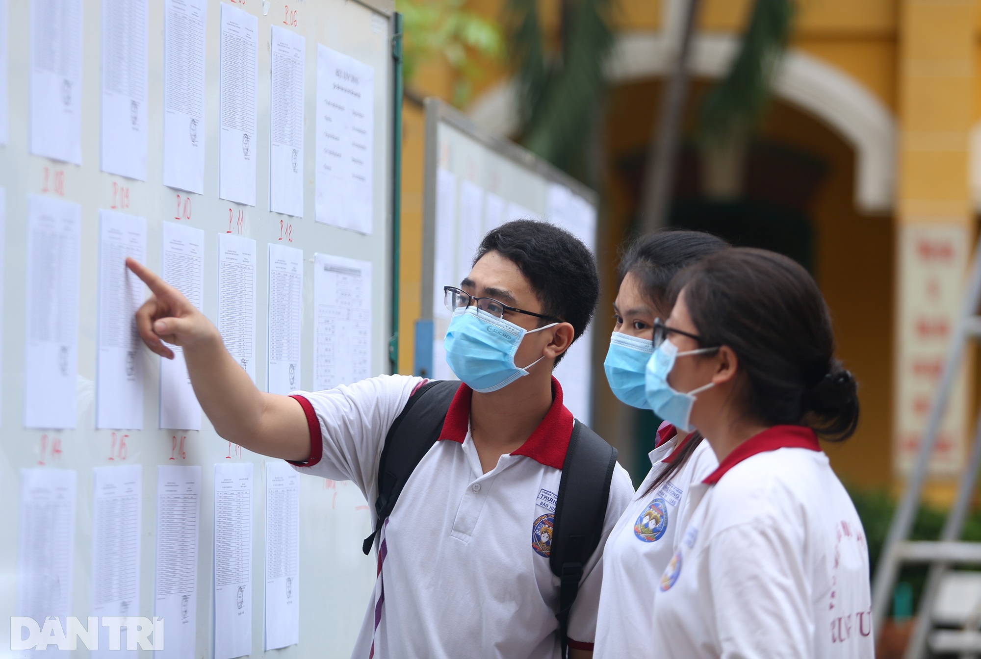 Thí sinh thi tốt nghiệp ở TPHCM được phát kính chống giọt bắn phòng Covid - 14 Thí sinh thi tốt nghiệp ở TPHCM được phát kính chống giọt bắn phòng Covid - 14