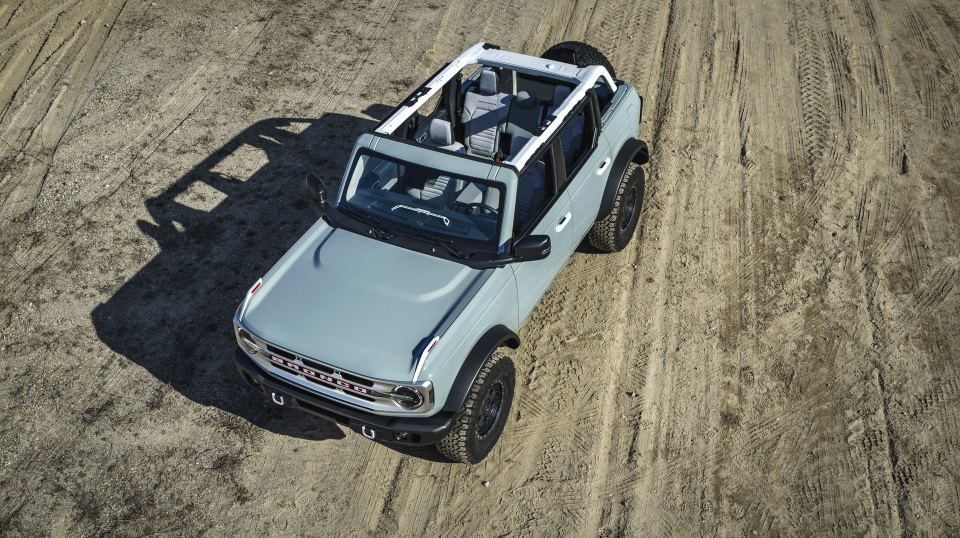 Vì sao Ford Bronco không có kính chắn gió gập lại được như Jeep Wrangler? - 1 Vì sao Ford Bronco không có kính chắn gió gập lại được như Jeep Wrangler? - 1