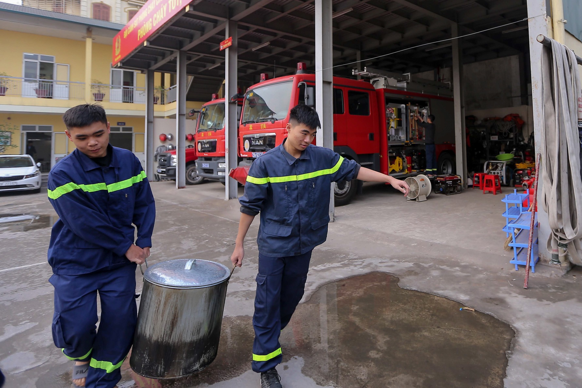 Xem lính cứu hỏa trổ tài gói bánh chưng đón Tết - 11