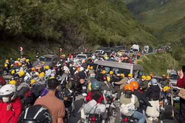 Khách ùn ùn đổ về Hà Giang, "biển người" tắc cứng trên dốc Thẩm Mã