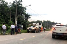 Bị phóng điện khi cẩu trụ điện, 2 người thương vong