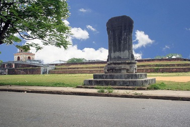 Tôn tạo tấm bia khuyến học xưa của vua Tự Đức