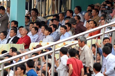 HLV Lê Thụy Hải bị khán giả Thanh Hóa ném chai nước