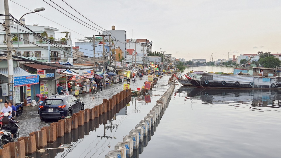 Người Sài Gòn lội nước triều cường đen ngòm về nhà sau giờ tan tầm - 1