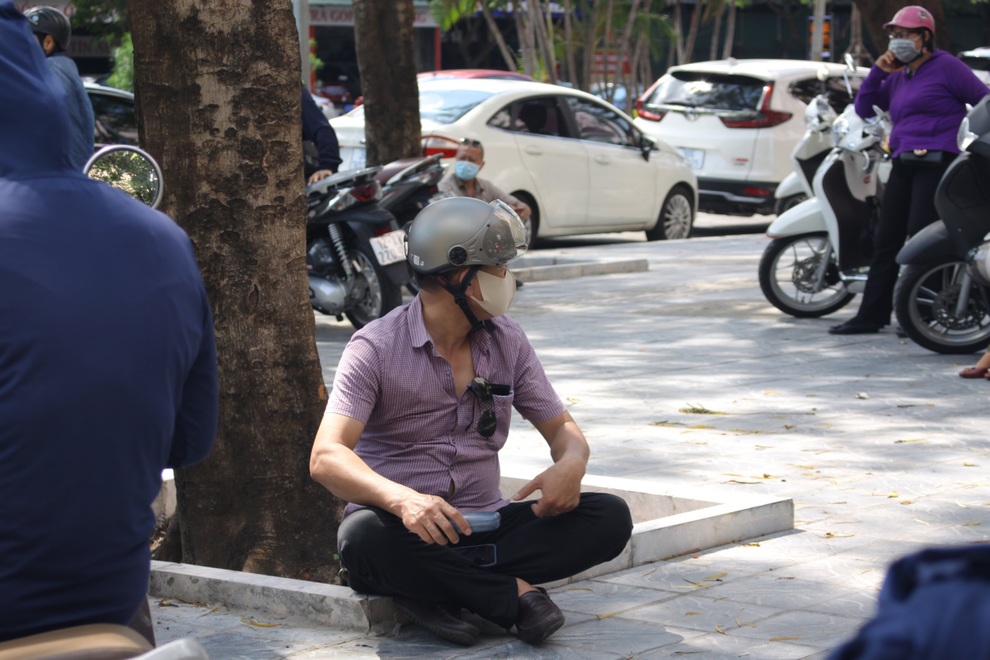 Hà Nội: Phụ huynh nghỉ làm, vạ vật ngồi cổng trường đợi con làm thủ tục thi - 6 Hà Nội: Phụ huynh nghỉ làm, vạ vật ngồi cổng trường đợi con làm thủ tục thi - 6
