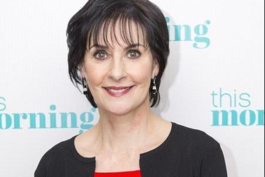 Chân dung nữ ca sĩ giàu có nhất nước Anh