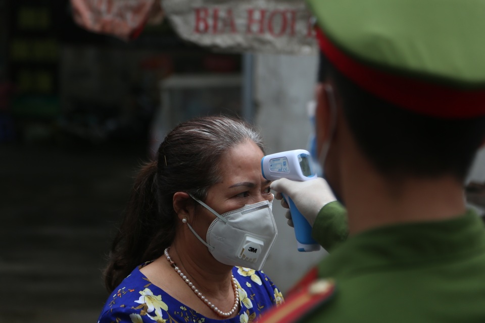 Phố chợ Hà Nội lập chốt kiểm soát đo thân nhiệt người ra vào - 5 Phố chợ Hà Nội lập chốt kiểm soát đo thân nhiệt người ra vào - 5