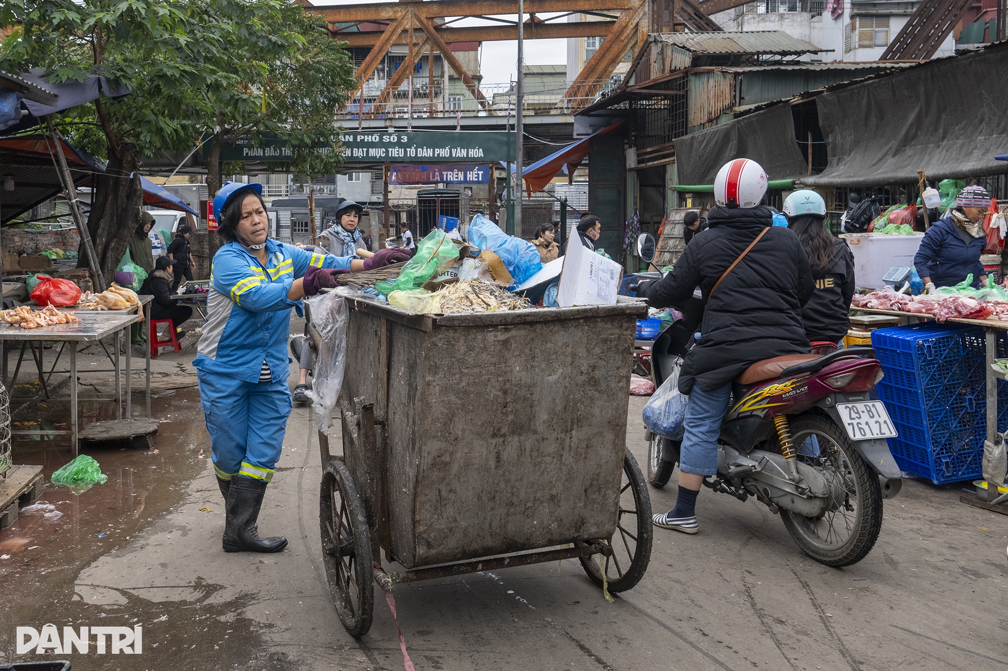 View - Hiện trạng chợ Long Biên xuống cấp, chờ ngày TP Hà Nội cải tạo | Báo Dân trí