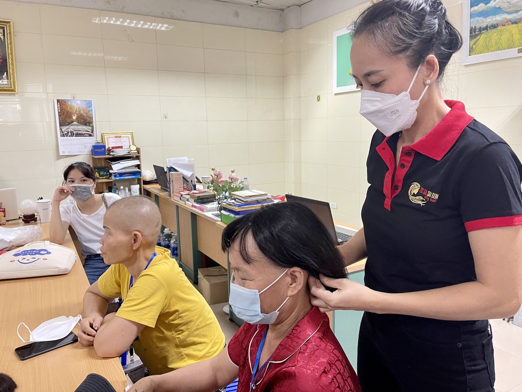 Chiến binh chiến thắng ung thư cắt tóc dành tặng những người cùng cảnh - 4 Chiến binh chiến thắng ung thư cắt tóc dành tặng những người cùng cảnh - 4