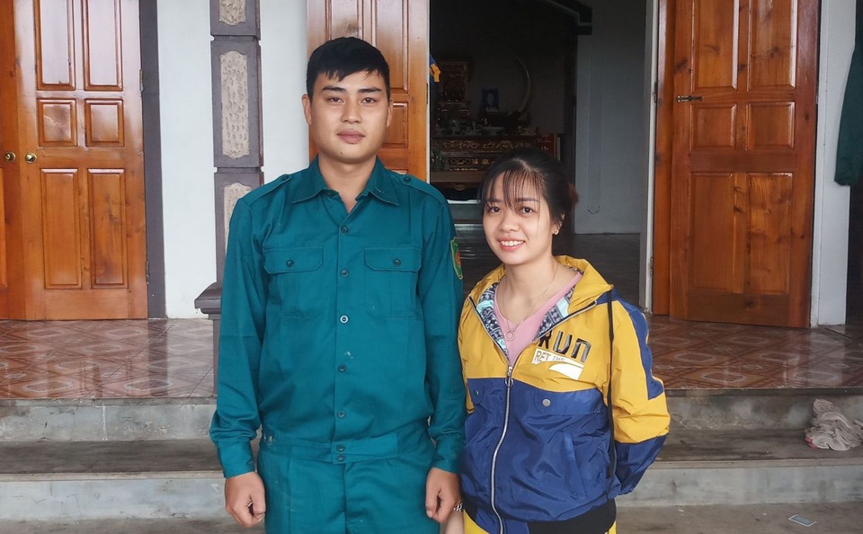 Tặng Bằng khen cho 2 cán bộ cứu người bị lũ cuốn - 1 Tặng Bằng khen cho 2 cán bộ cứu người bị lũ cuốn - 1