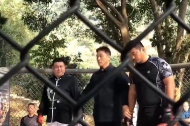 Từ Hiểu Đông dễ dàng knockout Trần Dũng chỉ sau 12 giây